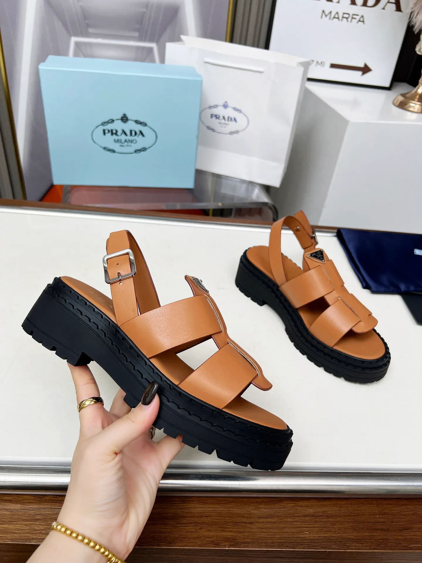 👟👟Ex-factory price 420👟👟 PRADA/Prada 25ss new spring and summer sandals. The simple design is probably the most popular thing about it. It is not the kind that is found on the street. It has its own brand personality. The fabric is made of calfskin and the lining is mixed sheepskin. Heel height: 4.5cm Size: #35-41 (35 41 custom-made is not returnable)